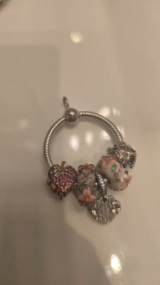 Colgante Pandora con charms hoja y flores