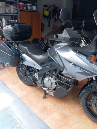 Suzuki V-Strom Adventure Moto Negra