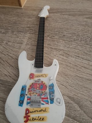 Guitarra decorativa hecha a mano y no hago envíos