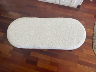 Banco tapizado blanco patas madera