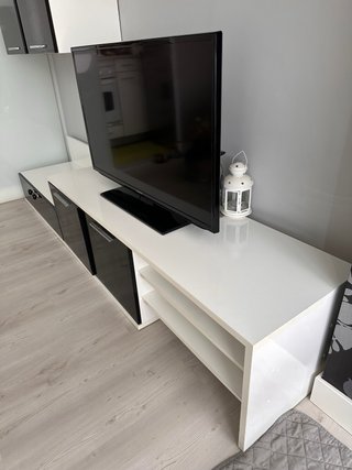 Muebles salón TV blanco y negro