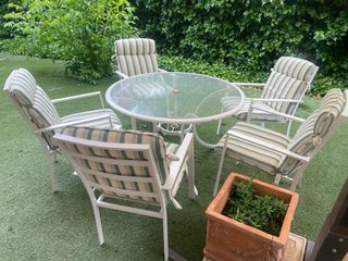 Mesa de jardín con 7 sillas