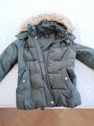 Abrigo Bershka verde con capucha y pelo
