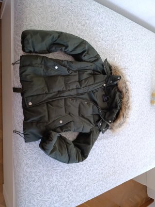 Abrigo Bershka verde con capucha y pelo