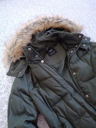 Abrigo Bershka verde con capucha y pelo
