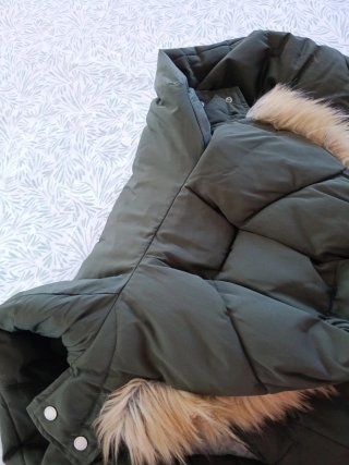 Abrigo Bershka verde con capucha y pelo