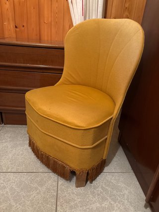 Sillón tapizado mostaza con flecos