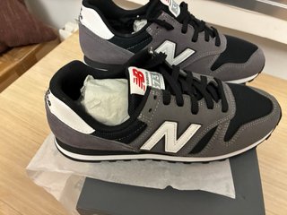 New Balance 373 Talla 41.5 Gris Blancas