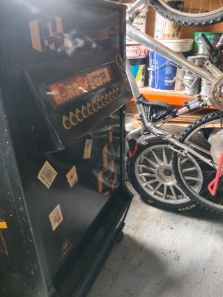 Máquina antigua de tabaco transformada armario