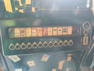 Máquina antigua de tabaco transformada armario