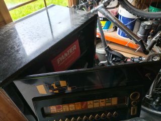 Máquina antigua de tabaco transformada armario