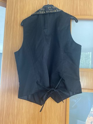 Chaleco Zara con pedrería Faltan dos botones