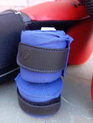 Guantes de boxeo 14 0z Outshock y vendas
