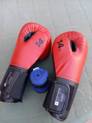 Guantes de boxeo 14 0z Outshock y vendas
