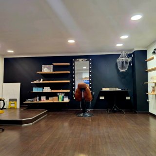Local peluquería + estética · Licencia incluida.
