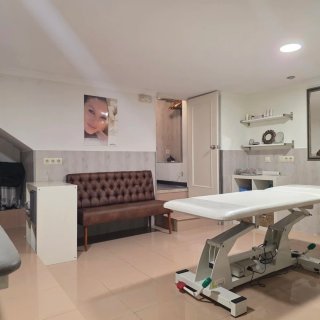 Local peluquería + estética · Licencia incluida.