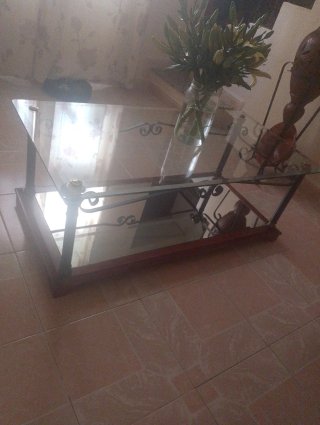 Tavolo da salotto in legno e vetro