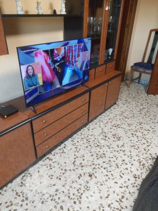 Mueble de salón madera y cristal