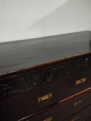 Cómoda antigua de madera oscura