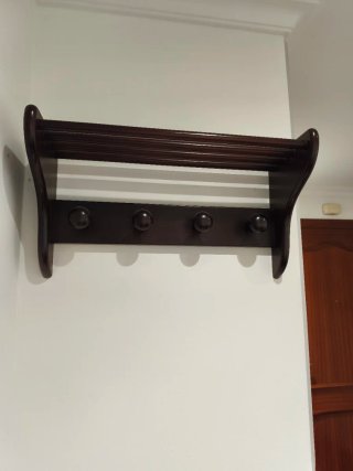 Perchero de pared de madera con balda