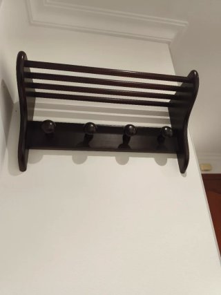 Perchero de pared de madera con balda