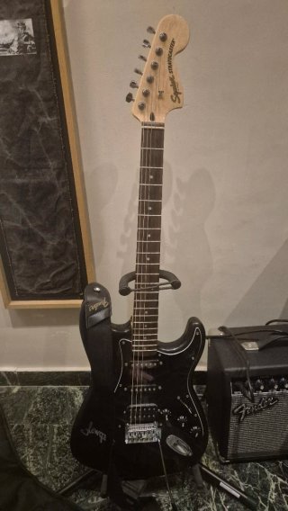 Guitarra Eléctrica Negra + Amplificador y más