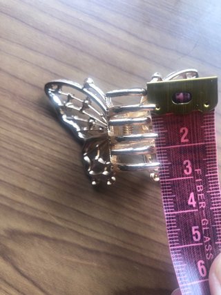Pinza de pelo mariposa con pedrería