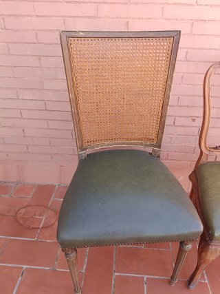 Sillas antiguas de madera y cuero