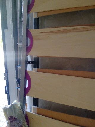 Somier de madera y metal con patas