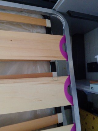 Somier de madera y metal con patas