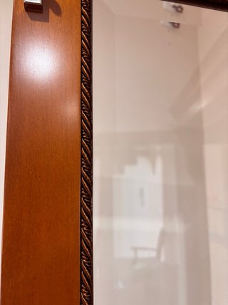 Vitrina elegante de madera y cristal