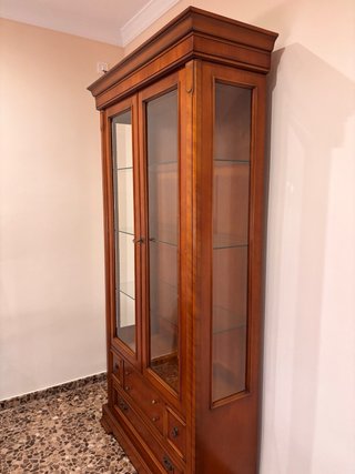 Vitrina elegante de madera y cristal