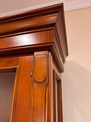Vitrina elegante de madera y cristal