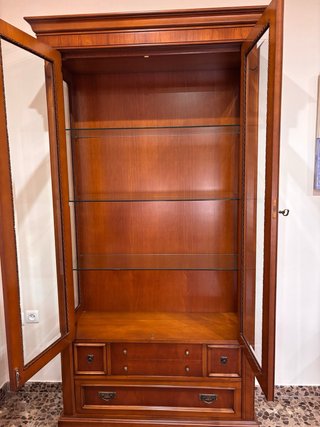 Vitrina elegante de madera y cristal