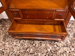 Vitrina elegante de madera y cristal