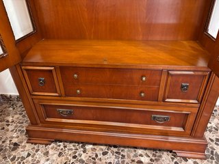 Vitrina elegante de madera y cristal