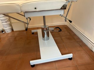 Silla/Camilla de estética reclinable blanca
