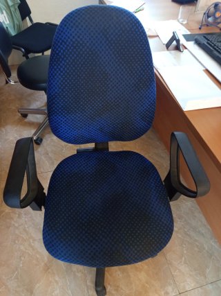 Silla de oficina ergonómica azul y negra