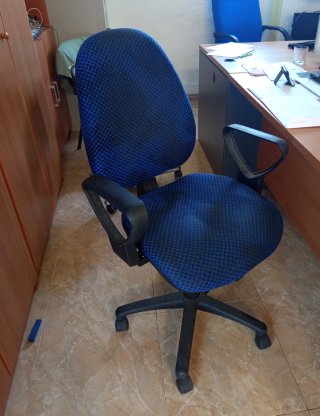 Silla de oficina ergonómica azul y negra