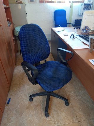 Silla de oficina ergonómica azul y negra