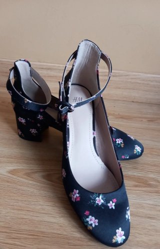 Zapatos de tacón con estampado floral