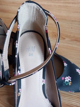 Zapatos de tacón con estampado floral