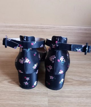 Zapatos de tacón con estampado floral