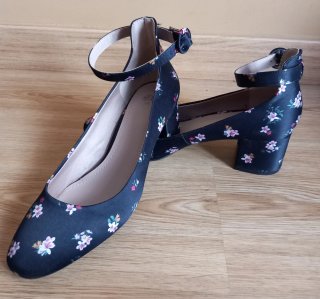 Zapatos de tacón con estampado floral