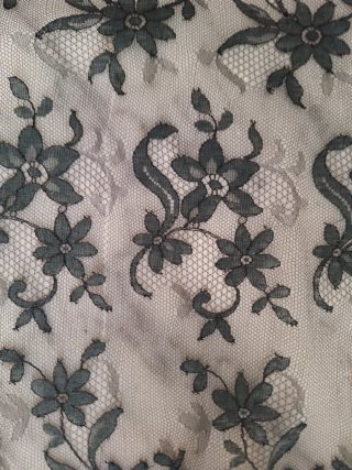 Mantilla Encaje Calais Caudry Negra 105x56cm Tara