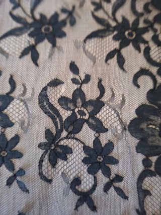 Mantilla Encaje Calais Caudry Negra 105x56cm Tara