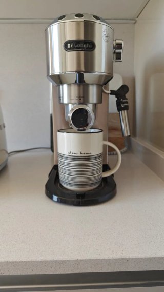 Cafetera Espresso DeLonghi Dedica EC685M