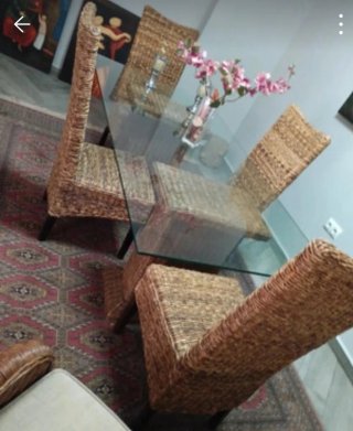 Mesa cristal y mimbre  sin sillas