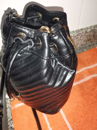 Bolso negro tipo saco