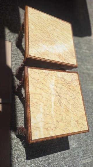 Mesas auxiliares de mármol y madera